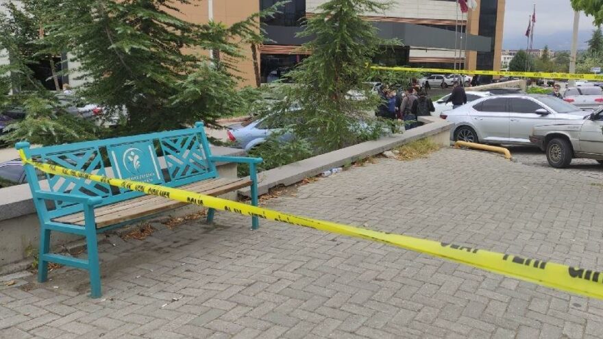 Hastanenin önünde oturan doktoru bıçakladı