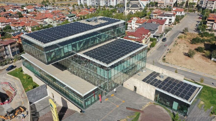 Kütüphanenin çatısında elektrik üretilecek