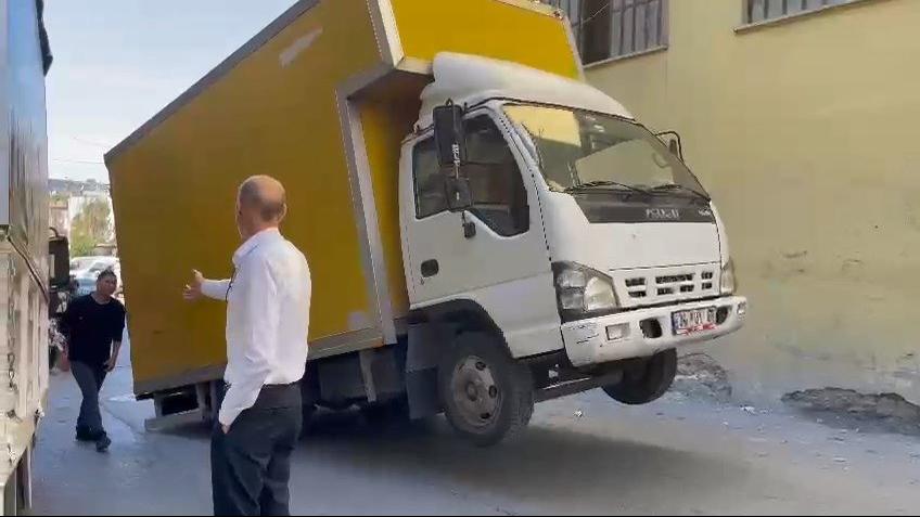 Yük ayarlaması yapılmayan kamyon böyle şaha kalktı