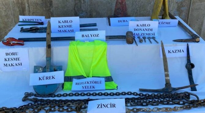 Reflektörlü yelekle gelip 9 tona yakın kablo çaldılar