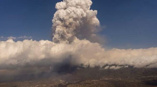 Facianın yaşandığı La Palma Adası’na kül yağıyor