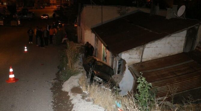 Sivas’ta araç evin bahçesine uçtu: 3 yaralı