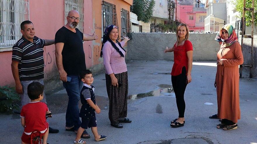 Yolun ortasına çivili duvar ördü, kimse geçemiyor!