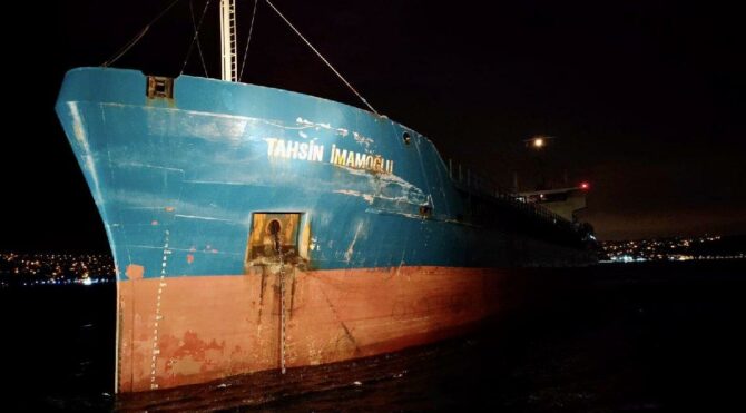 İstanbul Boğazı’nda 2 kuruyük gemisi çarpıştı