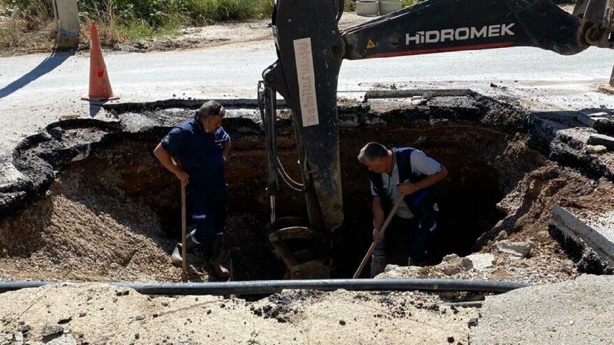 Asfalt bomba gibi patladı, minibüs çukura düştü