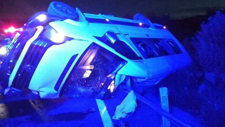 Kız istemeye gidenleri taşıyan minibüs devrildi: 3 yaralı