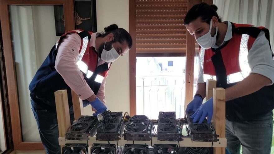 İzmir’de kripto para üretim makinesi operasyonu