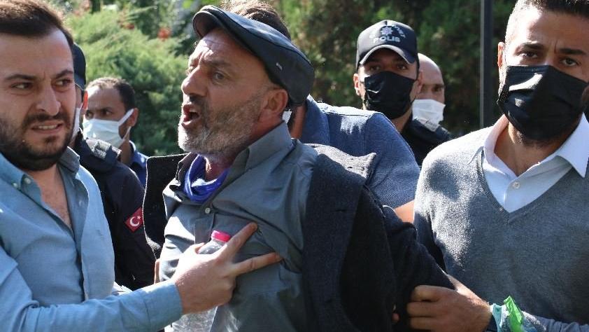 Aşı karşıtlarının mitinginde polise yumruk