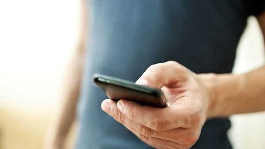 Telefonunu aldığı arkadaşının adına saniyeler içinde kredi çekti