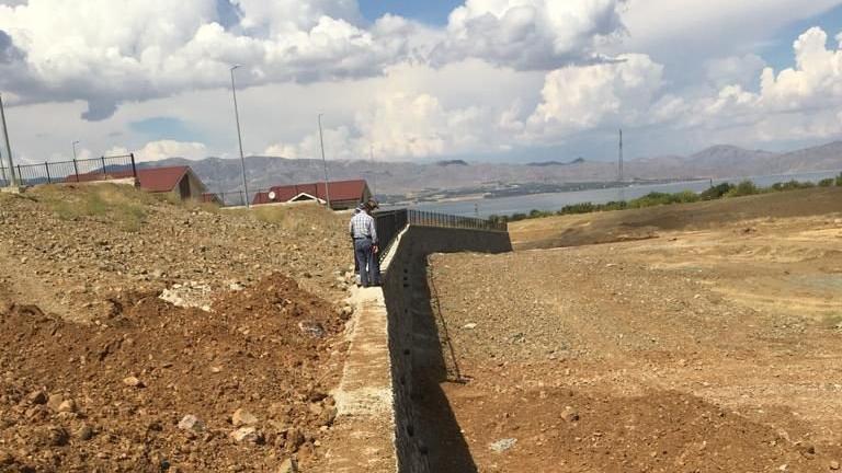 TOKİ, dere yatağına deprem konutu yapmış