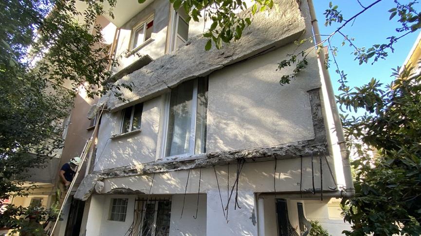 Kadıköy’de 2 balkon gürültüyle çöktü
