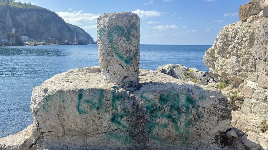 Amasra’da tarihi yapıya spreyle yazı yazdılar