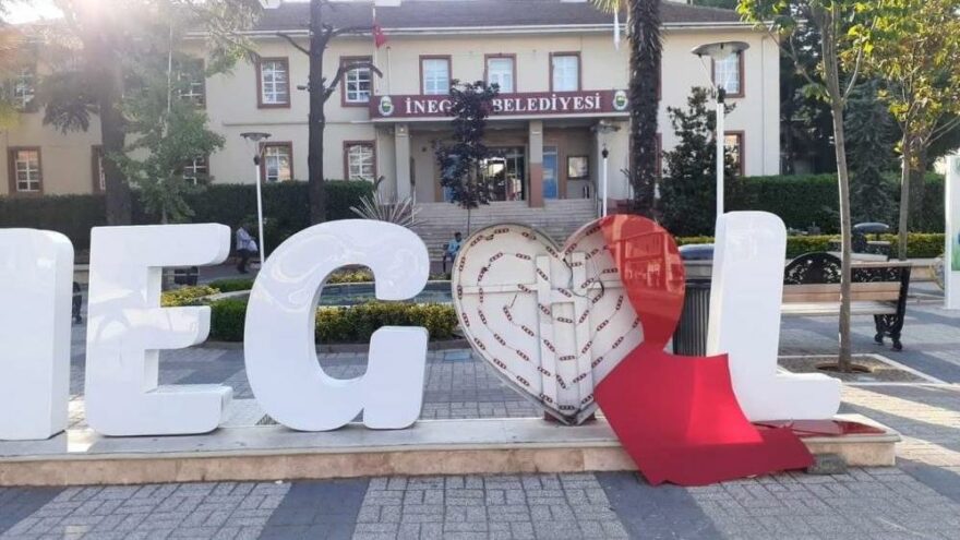 İnegöl’ün ‘kalp’ sembolüne saldırı