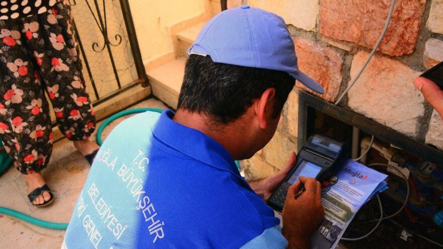 Yangınzede vatandaşların su faturalarını Büyükşehir ödedi