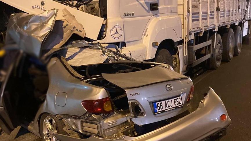 Otomobil, kamyonla çarpıştı: 1 ölü