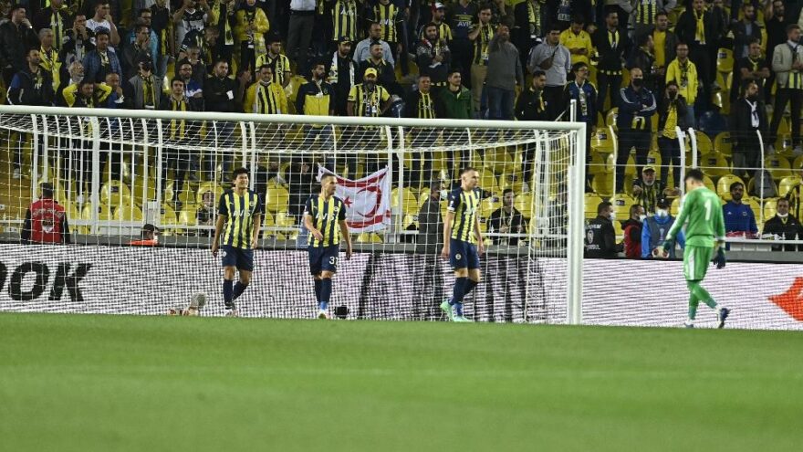 Fenerbahçe taraftarından şok tepki! Su bardakları atıldı…