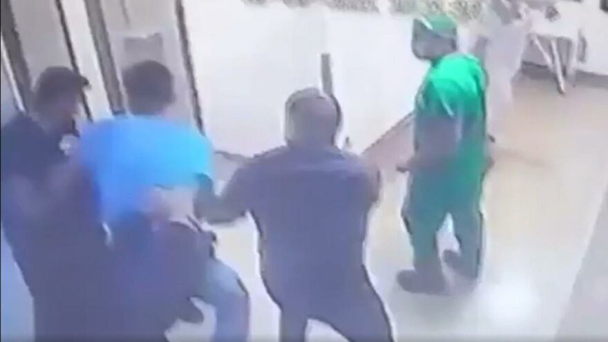 Hastaneyi basıp yoğun bakım hemşiresini vurdu