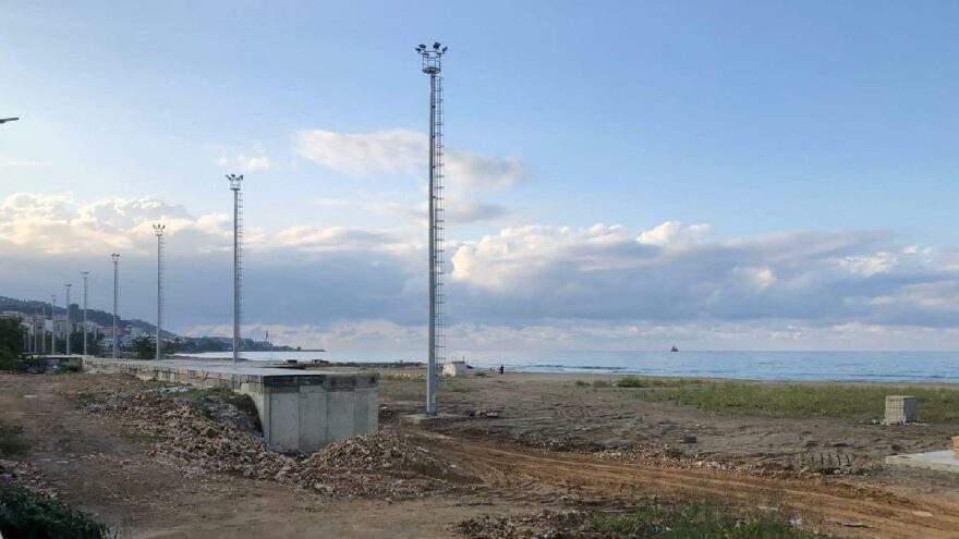 Palmiye ağaçları dikilecek sahile devasa demir direkler dikildi