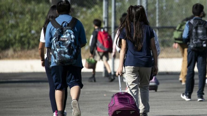 California öğrencilere Covid-19 aşısı zorunluluğu getiren ilk eyalet olabilir
