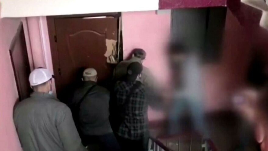 Belarus’ta muhalif isimlere yönelik dehşet kamerada: KGB ajanları evini basıp öldürdü