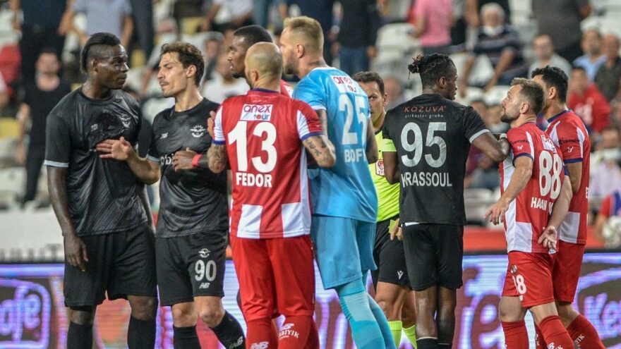 Antalyaspor tepkili! “Balotelli’nin yaptığı hareketler es geçiliyor”