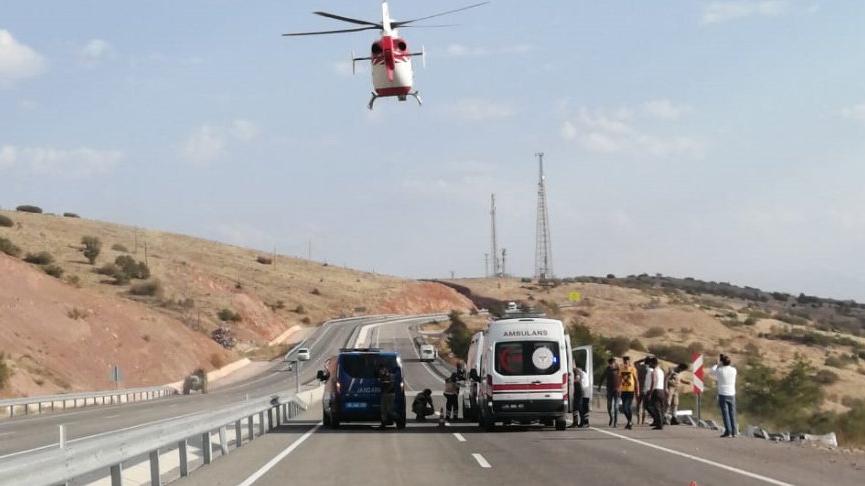 Kazada yaralanıp ambulans helikopterle hastaneye ulaştırıldılar