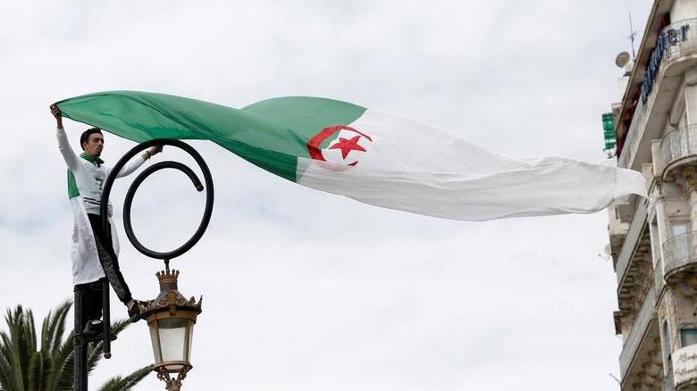 Cezayir, hava sahasını Fransa’ya ait askeri uçaklara kapattı