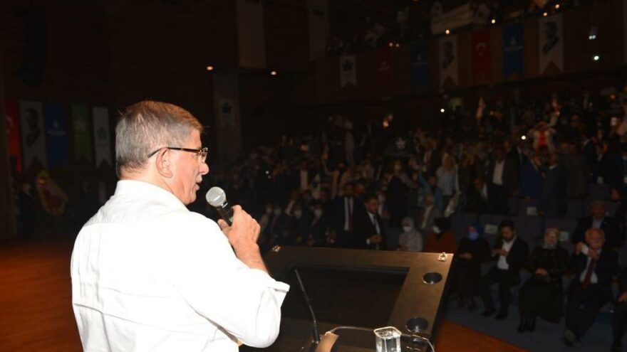 Davutoğlu: Türk Lirası yerlerde sürünürken, bunlar içeride milliyetçilik taslıyorlar