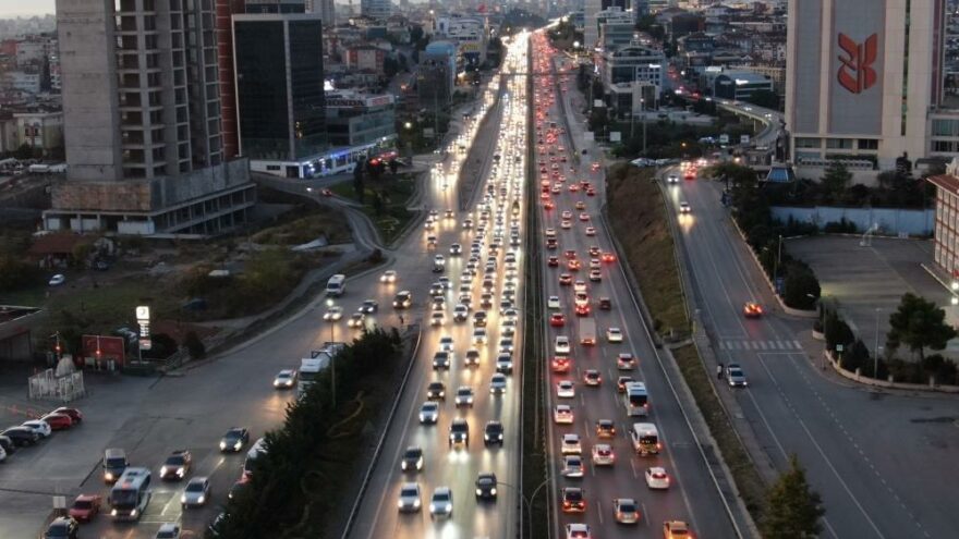 Güneşi gören İstanbullu sokağa çıktı, trafik yüzde 60’ı buldu