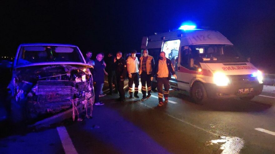 Minibüs sürüye daldı: 6 kişi yaralandı, 34 koyun öldü