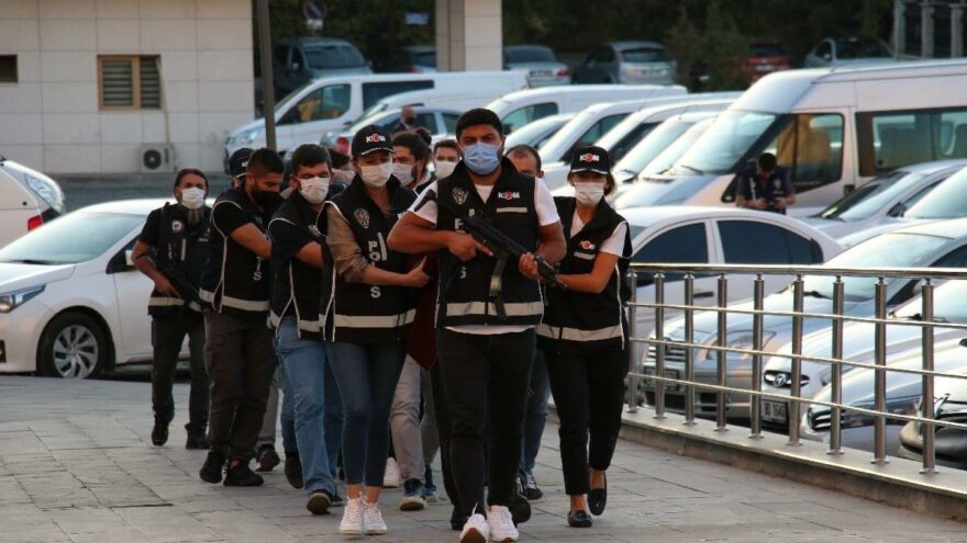 Kolombiya’yla bağlantılı uyuşturucu baronları adliyeye sevk edildi