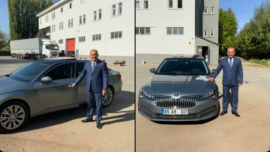 AKP’li başkan yeni makam aracıyla ‘Halka hizmet hakka hizmet’ diyerek poz verdi