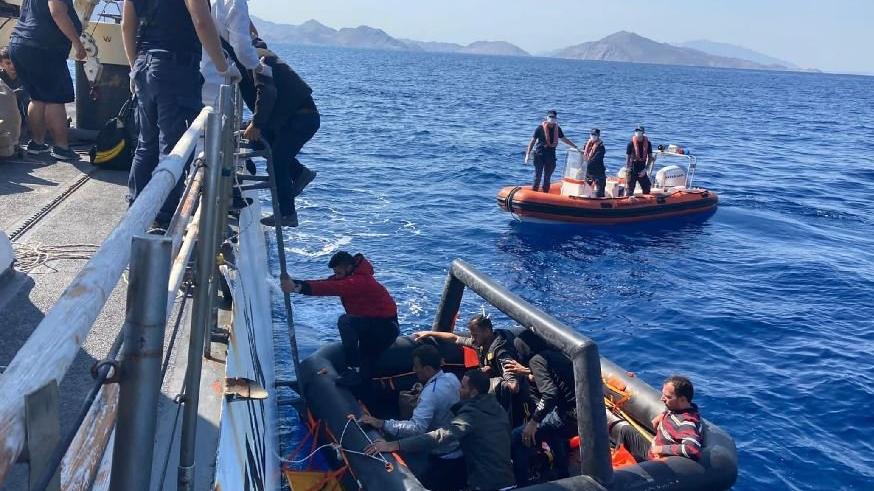 Marmaris açıklarında Yunanistan’ın ittiği 77 göçmen kurtarıldı