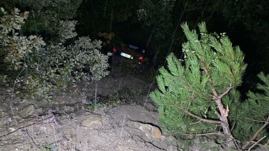 Şarampole yuvarlanan aracı ağaç dalları tuttu