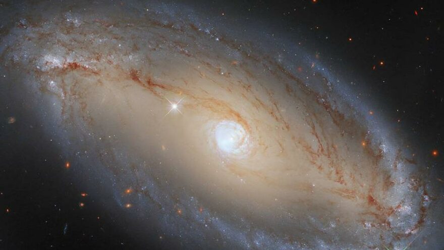 Hubble’dan yeni keşif: Uzayda gizlenen büyük bir göz görüntüledi