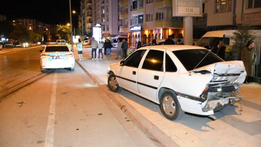 Minibüsle çarpışan otomobil savrularak hamile kadına çarptı