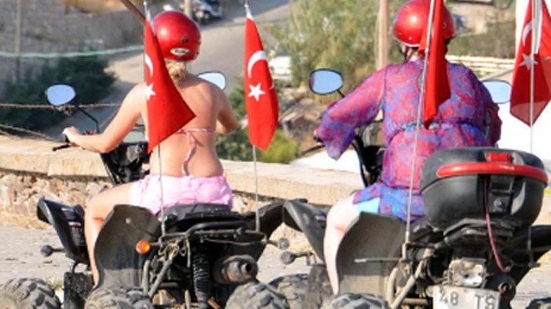 ATV ile uçuruma yuvarlanan İskoç turistler ölümden döndü