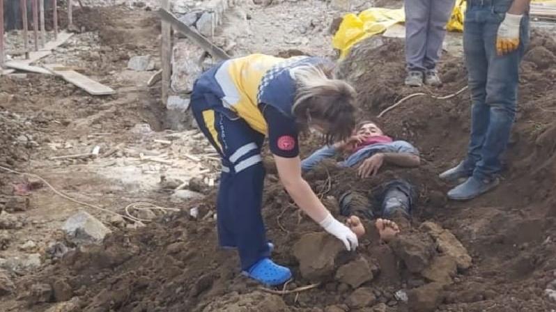 Elektrik akımını kapılan işçiyi toprağa gömdüler