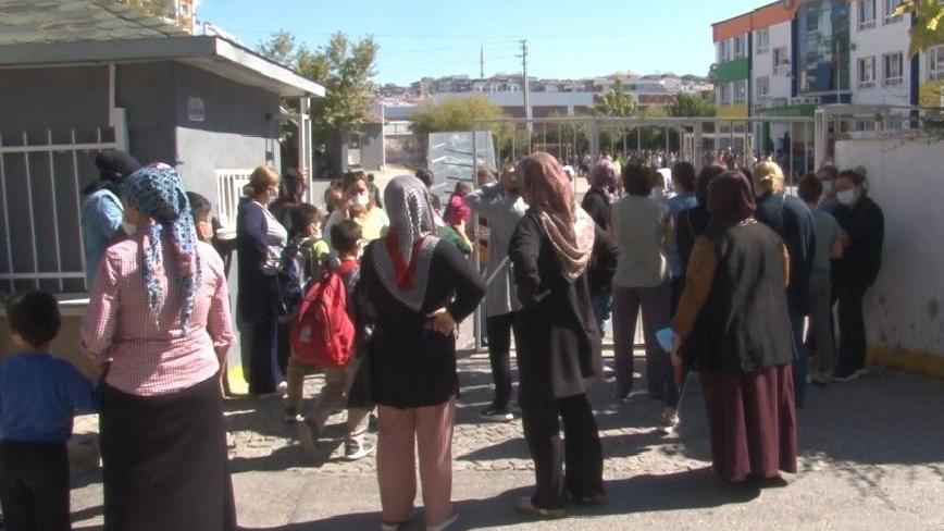 Okuldaki zehirlenme olayı ile ilgili veliler Kızılay’ı suçladı