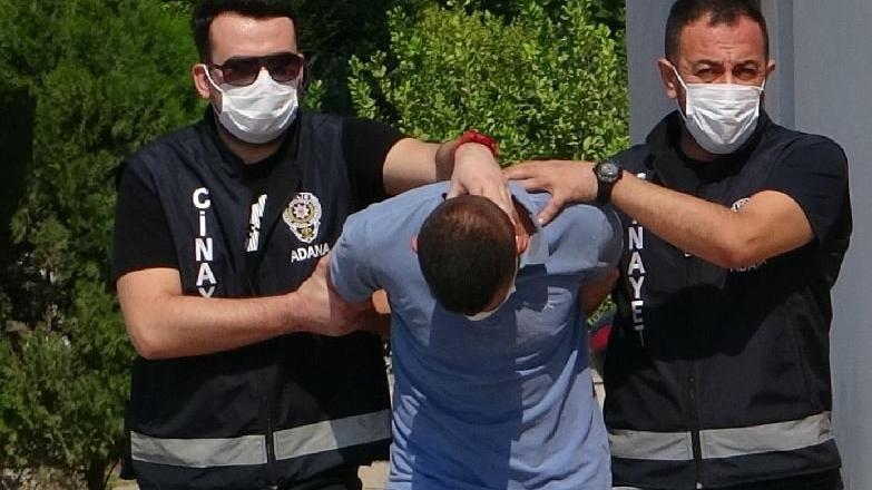 Arkadaşının kafasına sıktı, karşısına oturup bekledi