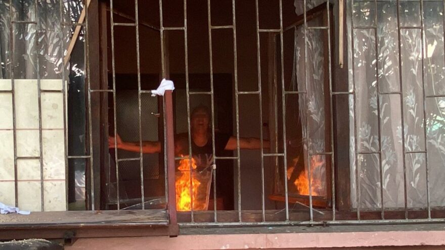 Kızını almaya gelen polislere direnip evi ateşe verdi