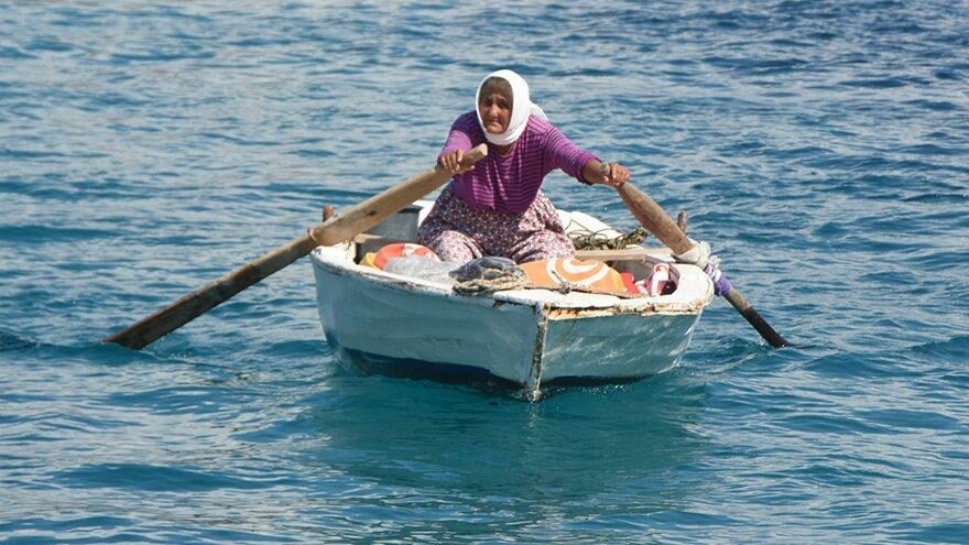 82 yaşında koy koy dolaşıyor, denizde satış yapıyor