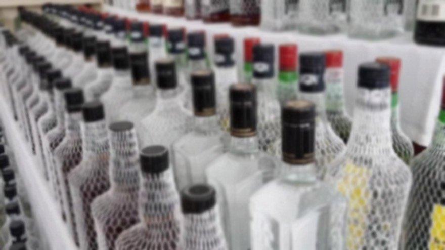 Evinde kurduğu düzenekle yüzlerce litre kaçak alkol üretti