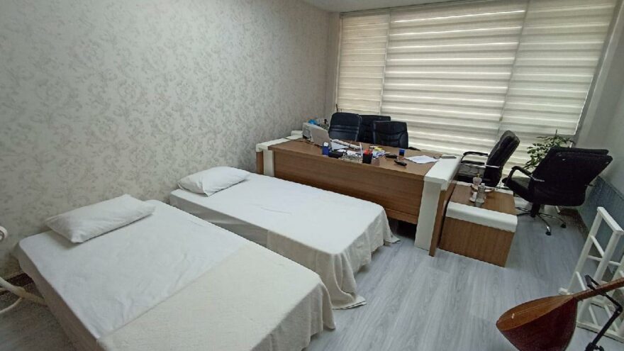Makam odasını öğrencilere tahsis etti