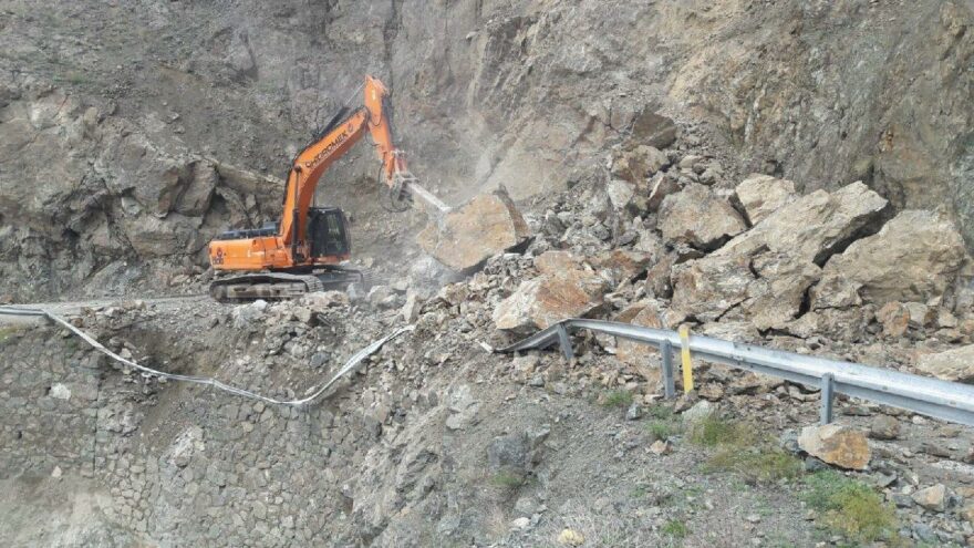 Artvin’de heyelan nedeniyle bir köy yolu ulaşıma kapandı