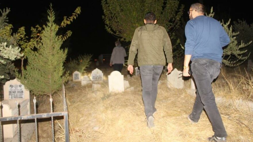 Polis ekipleri mezarlıkta ‘bebek’ aradı