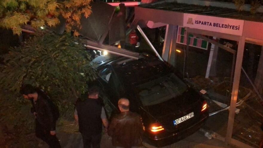 Isparta’da otomobil, otobüs durağına daldı