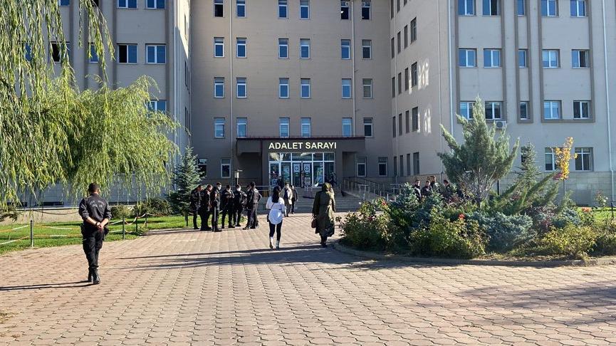 Kars’ta 6 kişinin öldürüldüğü olayın duruşmasında gerginlik çıktı