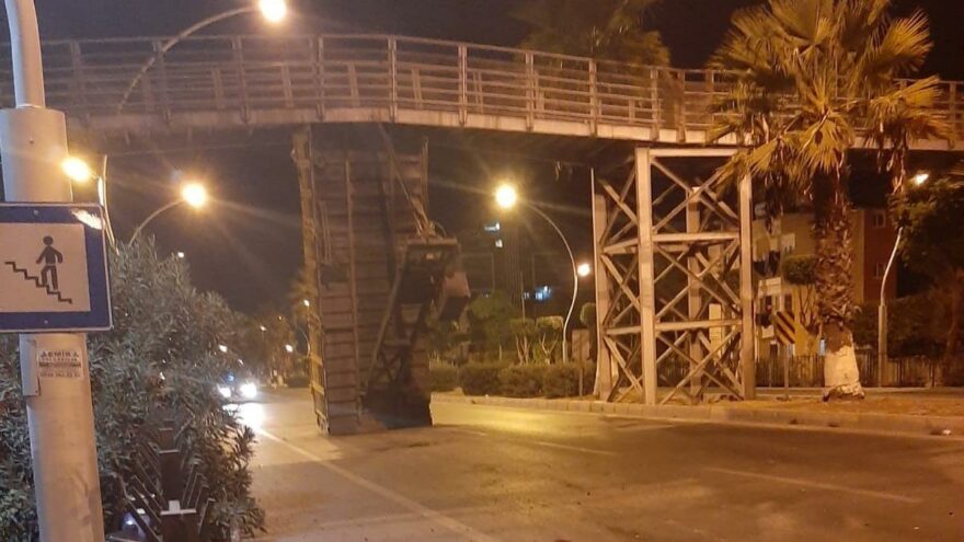 Damperi açık kalan kamyon köprüye çarptı