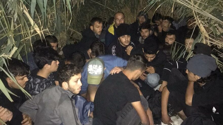 Antalya’da deniz kıyısındaki sazlıkta 28 göçmen yakalandı